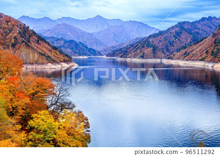 秋葉美麗的田倉湖（福島縣只見町，11月） 96511292