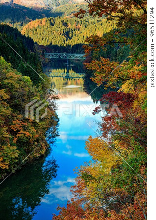 只見線 從西敷橋看到的秋天的只見川二橋（福島縣三島町，11月） 96511294