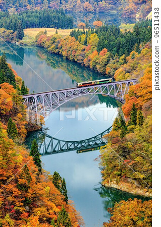 Tadami Line Train "Kiha E120-2 + Type Kiha E120" crossing the first Tadami River bridge in autumn (Mishima Town, Fukushima Prefecture, November) Tadami Line Train "Kiha E120-2 + Type Kiha E120" crossing the first Tadami River bridge in autumn (Mishima Town, Fukushima Prefecture, November) 96511438