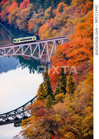 Tadami Line "Kiha 110 series" train crossing the first Tadami River bridge in autumn (Mishima Town, Fukushima Prefecture, November) Tadami Line "Kiha 110 series" train crossing the first Tadami River bridge in autumn (Mishima Town, Fukushima Prefecture, November) 96511442