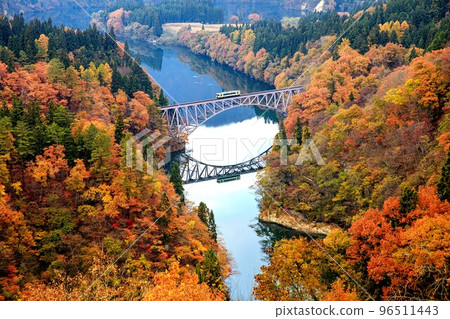 Tadami Line "Kiha 110 series" train crossing the first Tadami River bridge in autumn (Mishima Town, Fukushima Prefecture, November) Tadami Line "Kiha 110 series" train crossing the first Tadami River bridge in autumn (Mishima Town, Fukushima Prefecture, November) 96511443