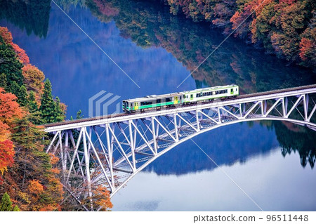 Tadami Line Train "Kiha E120 Series + Kiha 110 Series" crossing the first Tadami River Bridge in autumn (Mishima Town, Fukushima Prefecture, November) Tadami Line Train "Kiha E120 Series + Kiha 110 Series" crossing the first Tadami River Bridge in autumn (Mishima Town, Fukushima Prefecture, November) 96511448