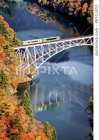 Tadami Line Train "Kiha E120 Series + Kiha 110 Series" crossing the first Tadami River Bridge in autumn (Mishima Town, Fukushima Prefecture, November) Tadami Line Train "Kiha E120 Series + Kiha 110 Series" crossing the first Tadami River Bridge in autumn (Mishima Town, Fukushima Prefecture, November) 96511455