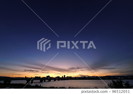 River and townscape reflecting the gradation of the refreshing dawn sky・Late autumn・Super wide angle・Sky mainly・221027am River and townscape reflecting the gradation of the refreshing dawn sky・Late autumn・Super wide angle・Sky mainly・221027am 96512051