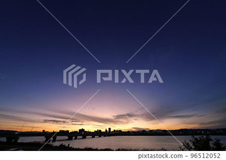 映照清爽的黎明天空漸變的河流和街景・深秋・超廣角・以天空為主・221027am 映照清爽的黎明天空漸變的河流和街景・深秋・超廣角・以天空為主・221027am 96512052