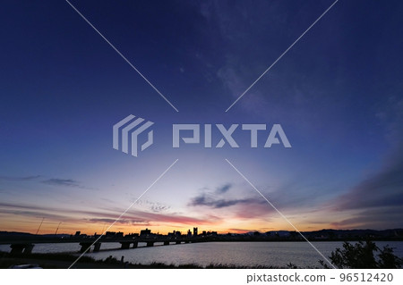 The river and townscape reflecting the gradation of the refreshing sunrise sky・Late autumn・Super wide angle・Sky mainly・221027am The river and townscape reflecting the gradation of the refreshing sunrise sky・Late autumn・Super wide angle・Sky mainly・221027am 96512420