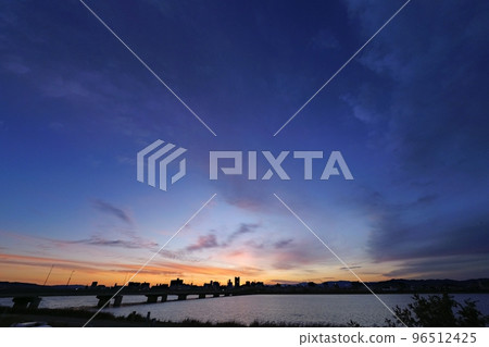 The river and townscape reflecting the gradation of the refreshing sunrise sky・Late autumn・Super wide angle・Sky mainly・221027am The river and townscape reflecting the gradation of the refreshing sunrise sky・Late autumn・Super wide angle・Sky mainly・221027am 96512425