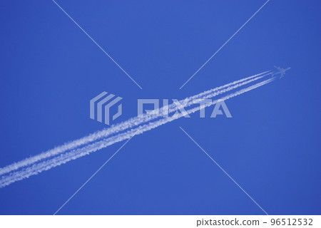 Jumbo jet flying in the blue sky and contrail 96512532
