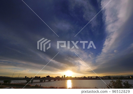 River and cityscape reflecting the refreshing late autumn morning sky, super wide angle, mainly sky, 221027am 96512829