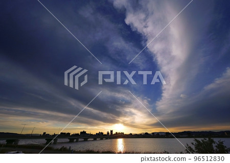 River and cityscape reflecting the refreshing late autumn morning sky, super wide angle, mainly sky, 221027am 96512830