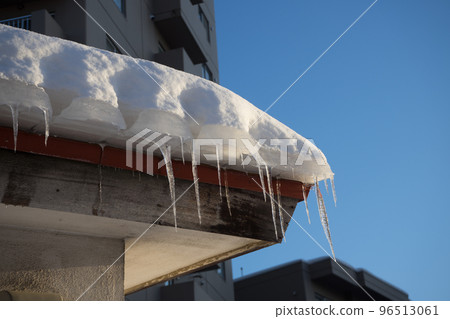 屋頂上的雪 96513061