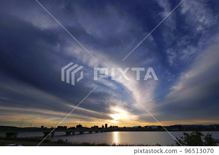 River and cityscape reflecting the refreshing late autumn morning sky, super wide angle, mainly sky, 221027am River and cityscape reflecting the refreshing late autumn morning sky, super wide angle, mainly sky, 221027am 96513070