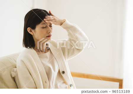 woman feeling unwell 96513189