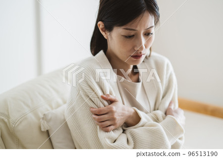 一個感到焦慮和身體寒冷的女人 96513190