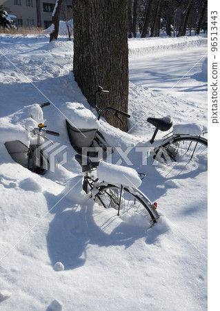 雪地裡的自行車 雪地裡的自行車 96513443