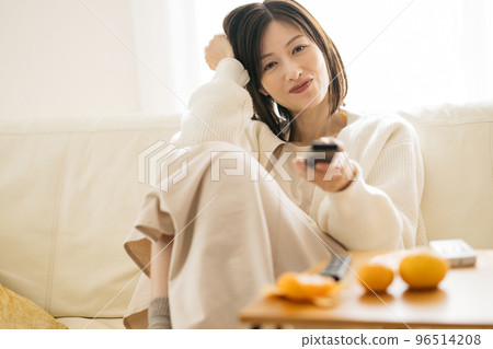 一個在房間裡放鬆的家庭主婦,一個看電視的女人 一個在房間裡放鬆的家庭主婦,一個看電視的女人 96514208