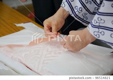 The scene of folding the finished kimono 96514821