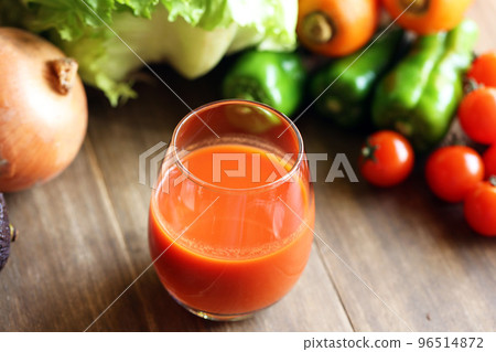 綠色蔬菜和蔬菜汁倒入玻璃杯中 綠色蔬菜和蔬菜汁倒入玻璃杯中 96514872