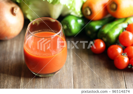 綠色蔬菜和蔬菜汁倒入玻璃杯中 綠色蔬菜和蔬菜汁倒入玻璃杯中 96514874