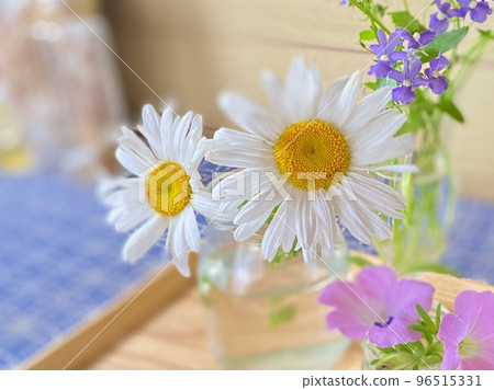 Flower arrangement centered on daisies Flower arrangement centered on daisies 96515331