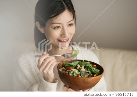 Woman eating salad 96515715