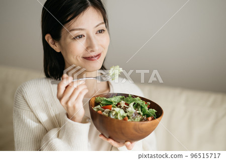 Woman eating salad 96515717