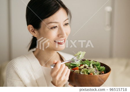 Woman eating salad 96515718