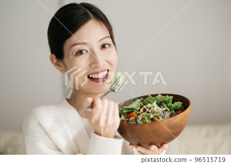 Woman eating salad 96515719