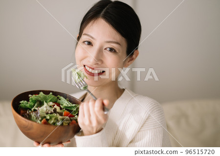 Woman eating salad 96515720