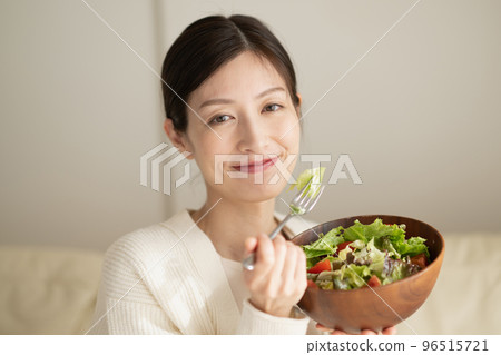 Woman eating salad 96515721