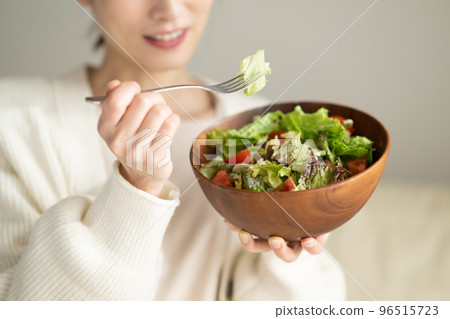 女人吃沙拉 96515723