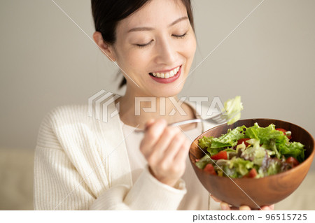 Woman eating salad 96515725