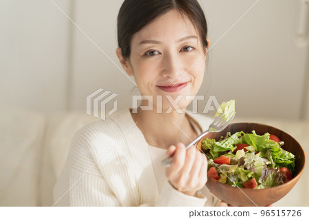 Woman eating salad 96515726