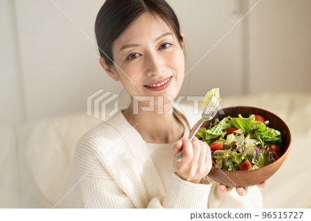 Woman eating salad 96515727