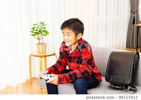 Elementary school students playing games 96515912