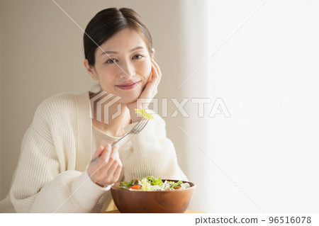 Woman eating salad 96516078