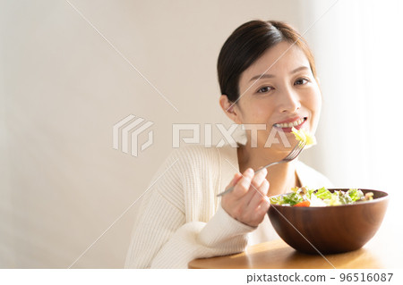 Woman eating salad 96516087