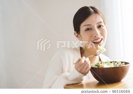 Woman eating salad 96516089