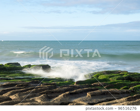 在新北市石門區的老梅綠石槽 96516276