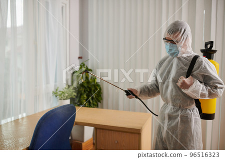 Pest control service worker desinfecting house of client Pest control service worker desinfecting house of client 96516323