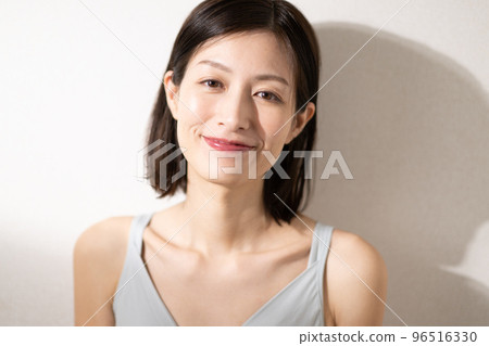 做皮膚護理的中年婦女 96516330