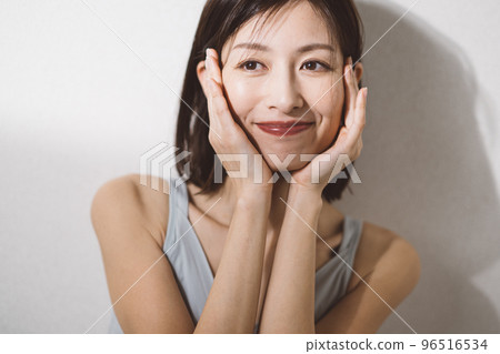 A middle-aged woman who does skin care 96516534