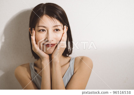 做皮膚護理的中年婦女 做皮膚護理的中年婦女 96516538