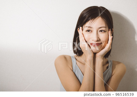 做皮膚護理的中年婦女 96516539