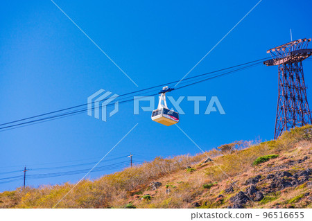 (Tochigi Prefecture) Mt. Nasu (Mt. Chausu) in clear autumn weather Gondola of the Nasu Ropeway 96516655