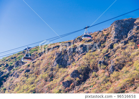 (Tochigi Prefecture) Mt. Nasu (Mt. Chausu) in clear autumn weather Gondola of the Nasu Ropeway 96516658