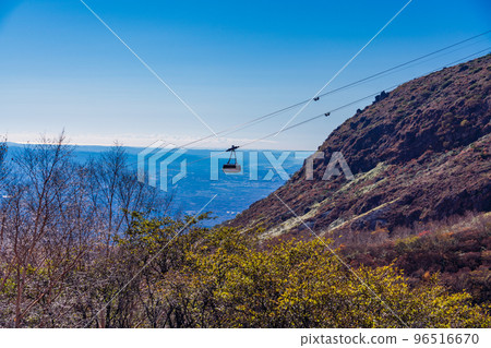 (Tochigi Prefecture) Mt. Nasu (Mt. Chausu) in clear autumn weather Gondola of the Nasu Ropeway 96516670