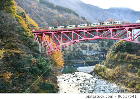 (Toyama Prefecture) Kurobe Valley Yamabiko Bridge and the first truck train in the morning (Toyama Prefecture) Kurobe Valley Yamabiko Bridge and the first truck train in the morning 96517541