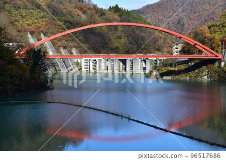 (Toyama Prefecture) View from Kurobe Keikoku Railway Torokko Train Red Bridge of Unazuki Dam (Toyama Prefecture) View from Kurobe Keikoku Railway Torokko Train Red Bridge of Unazuki Dam 96517686