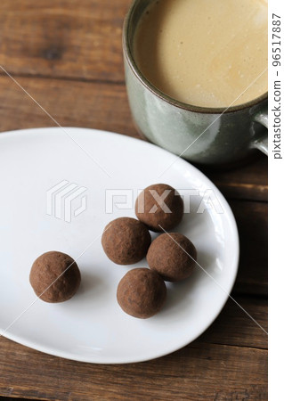 圓形巧克力松露和牛奶咖啡 96517887